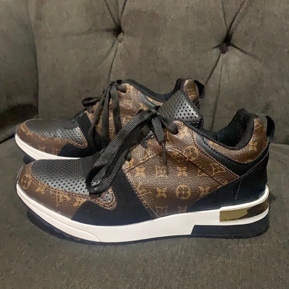 Sneakers women’s size 5